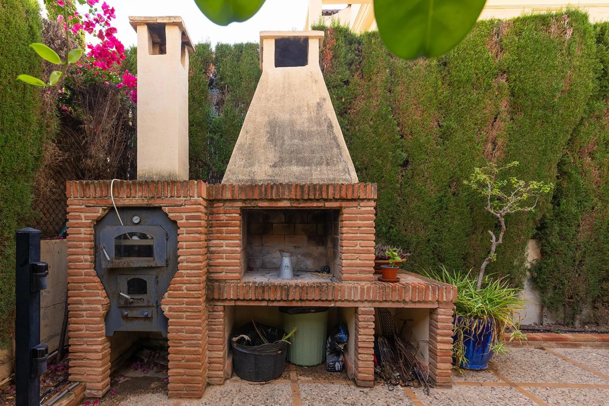 LUXURY VILLA WITH PRIVATE POOL. 6 BEDROOMS. 6 BATHROOMS. LIVING AREA 728 M2. PLOT OF 700 M2.