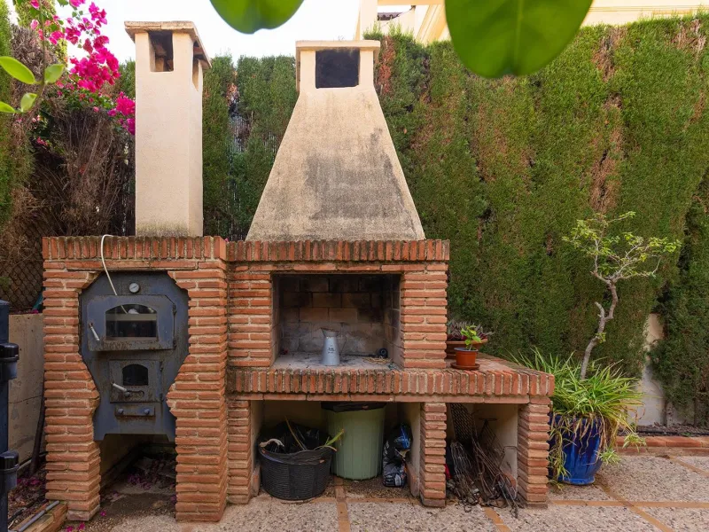 LUXURY VILLA WITH PRIVATE POOL. 6 BEDROOMS. 6 BATHROOMS. LIVING AREA 728 M2. PLOT OF 700 M2.