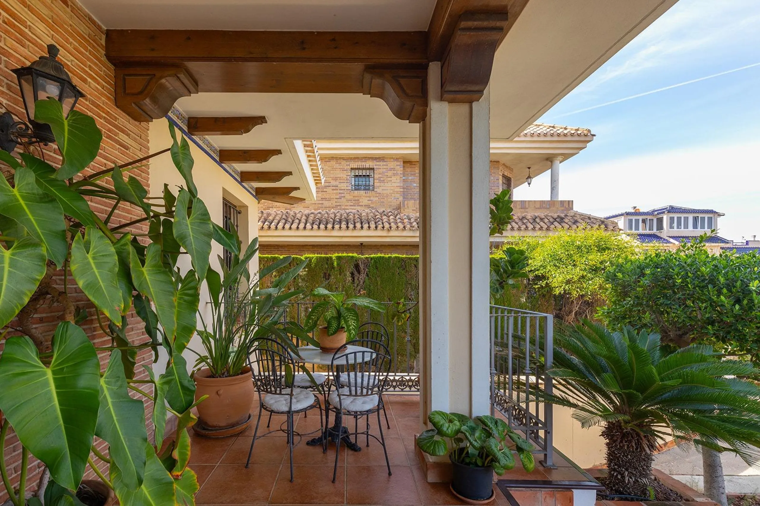 LUXURY VILLA WITH PRIVATE POOL. 6 BEDROOMS. 6 BATHROOMS. LIVING AREA 728 M2. PLOT OF 700 M2.