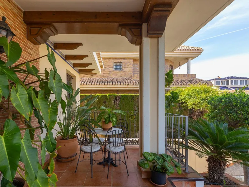 LUXURY VILLA WITH PRIVATE POOL. 6 BEDROOMS. 6 BATHROOMS. LIVING AREA 728 M2. PLOT OF 700 M2.