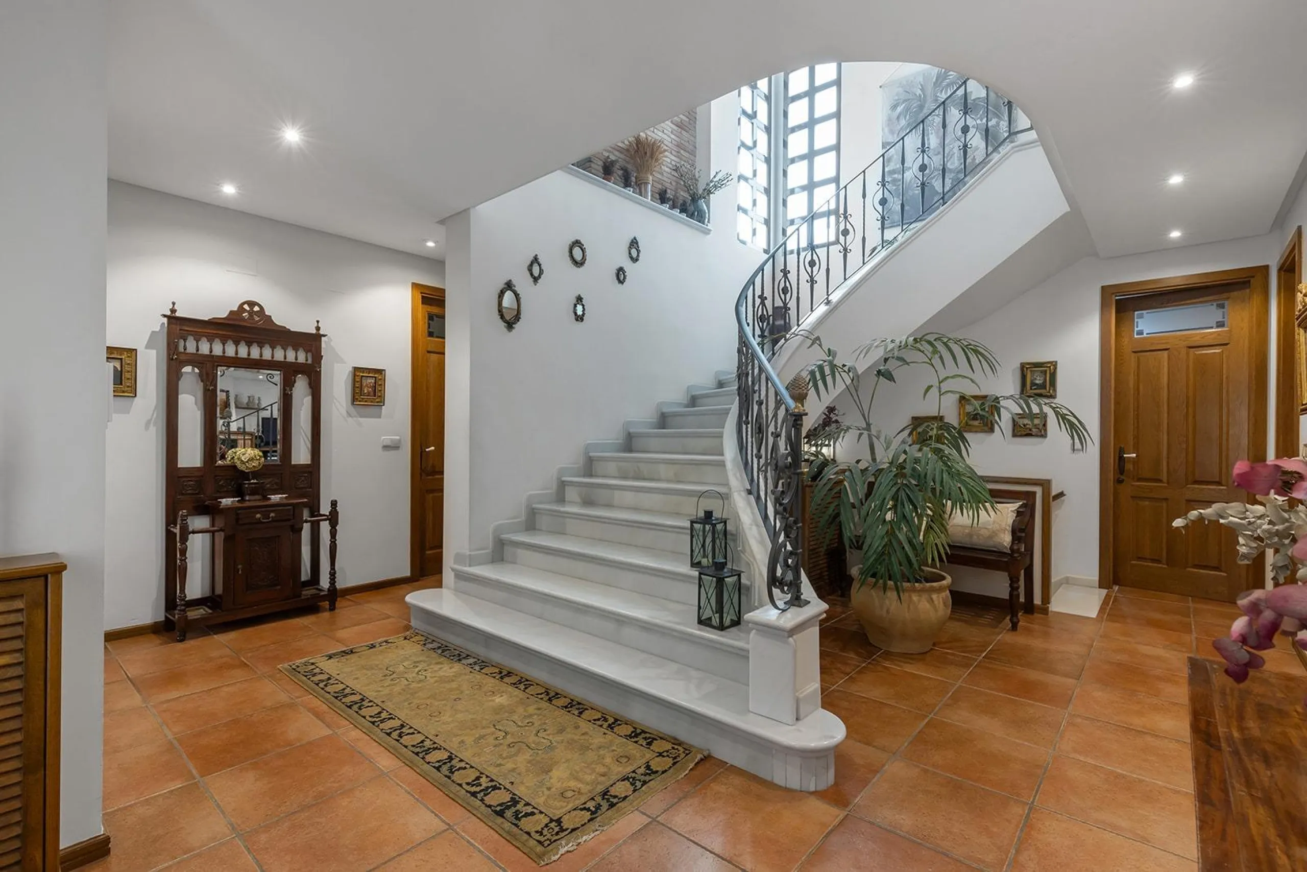 LUXURY VILLA WITH PRIVATE POOL. 6 BEDROOMS. 6 BATHROOMS. LIVING AREA 728 M2. PLOT OF 700 M2.