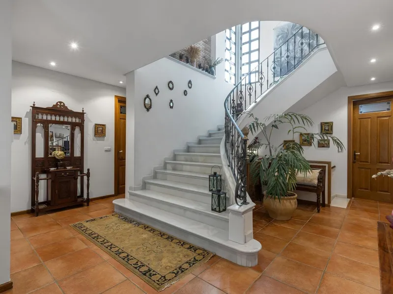 LUXURY VILLA WITH PRIVATE POOL. 6 BEDROOMS. 6 BATHROOMS. LIVING AREA 728 M2. PLOT OF 700 M2.