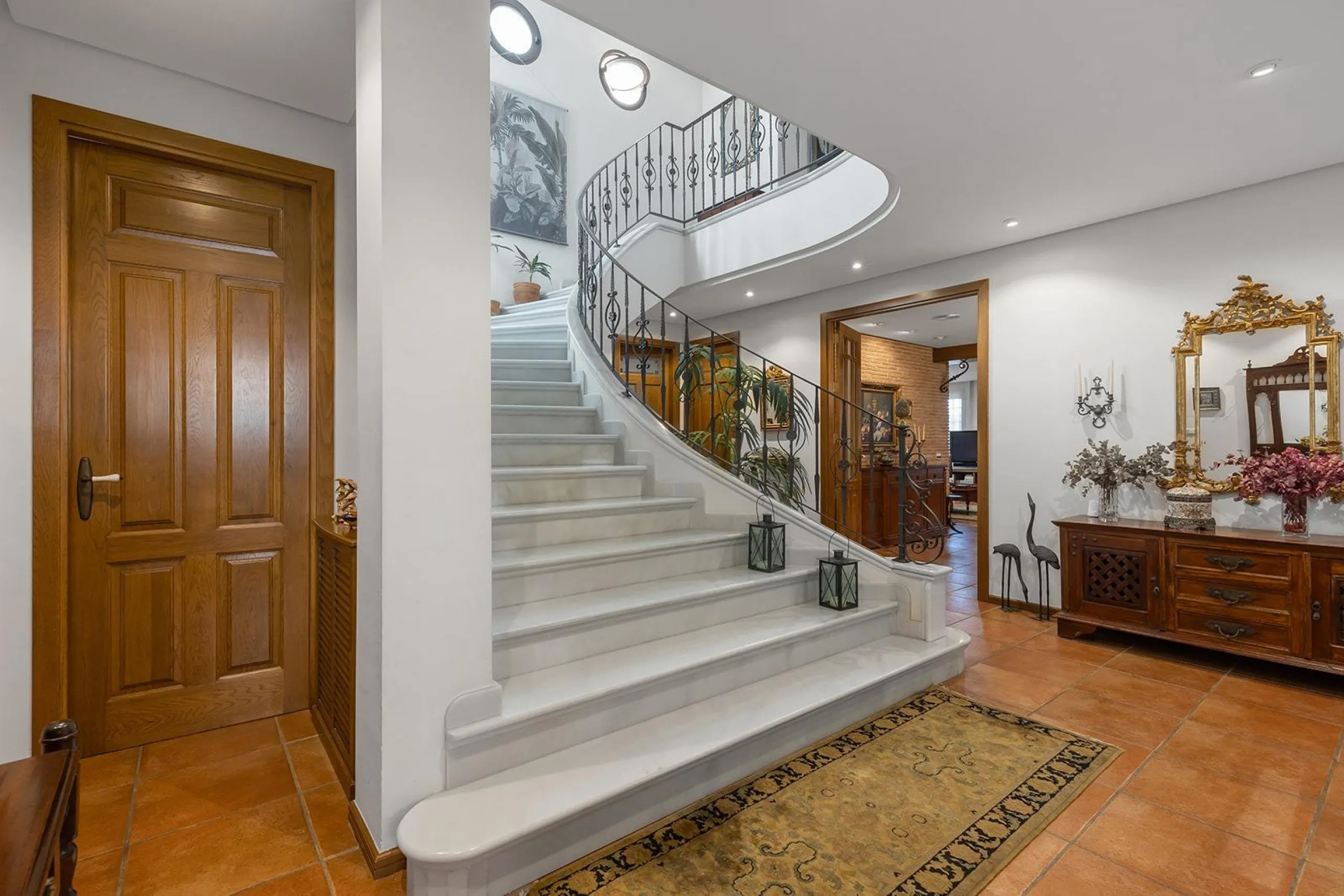 LUXURY VILLA WITH PRIVATE POOL. 6 BEDROOMS. 6 BATHROOMS. LIVING AREA 728 M2. PLOT OF 700 M2.