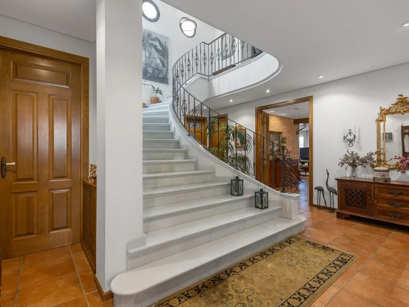 LUXURY VILLA WITH PRIVATE POOL. 6 BEDROOMS. 6 BATHROOMS. LIVING AREA 728 M2. PLOT OF 700 M2.