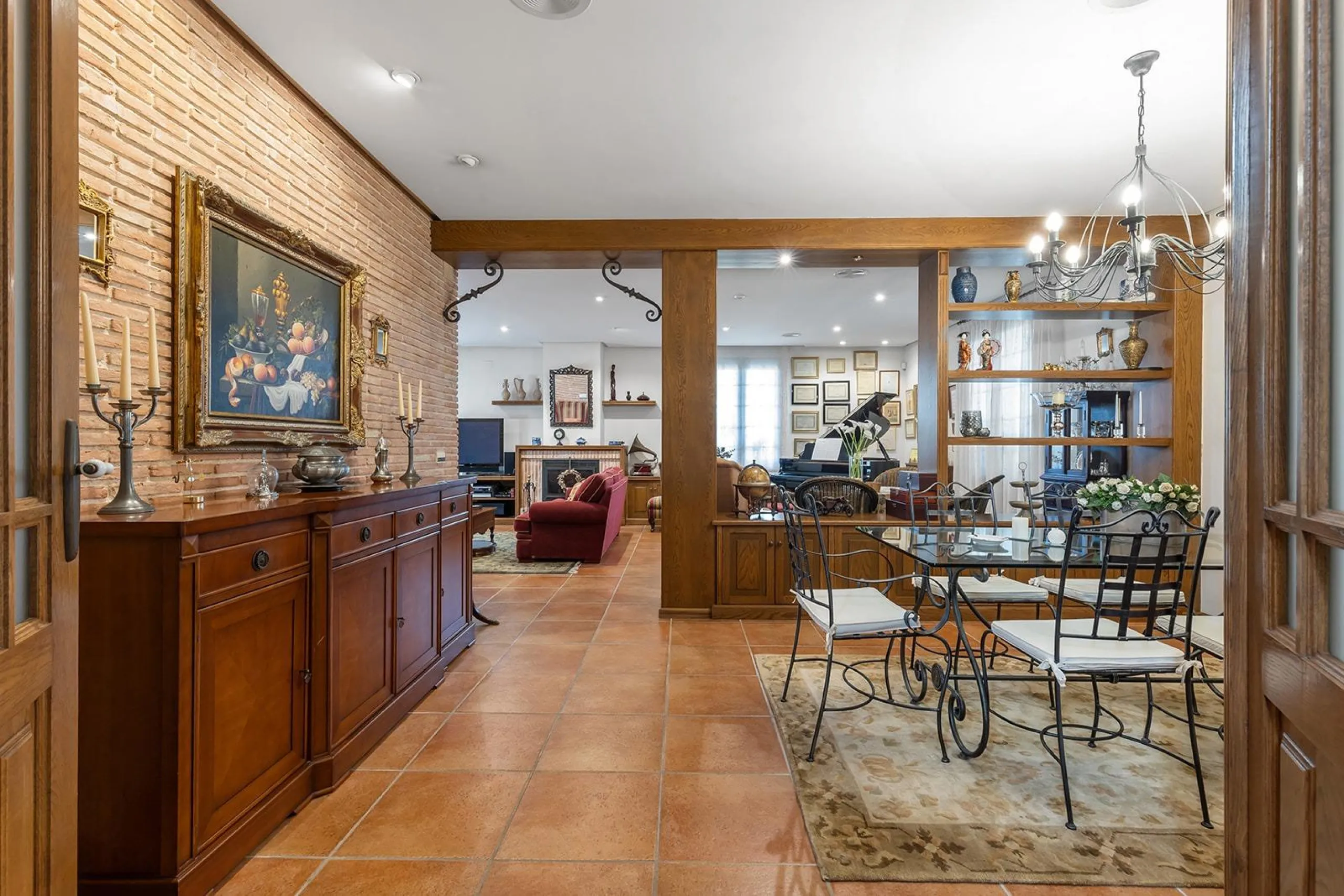 LUXURY VILLA WITH PRIVATE POOL. 6 BEDROOMS. 6 BATHROOMS. LIVING AREA 728 M2. PLOT OF 700 M2.