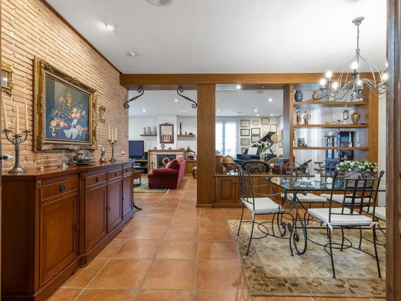 LUXURY VILLA WITH PRIVATE POOL. 6 BEDROOMS. 6 BATHROOMS. LIVING AREA 728 M2. PLOT OF 700 M2.