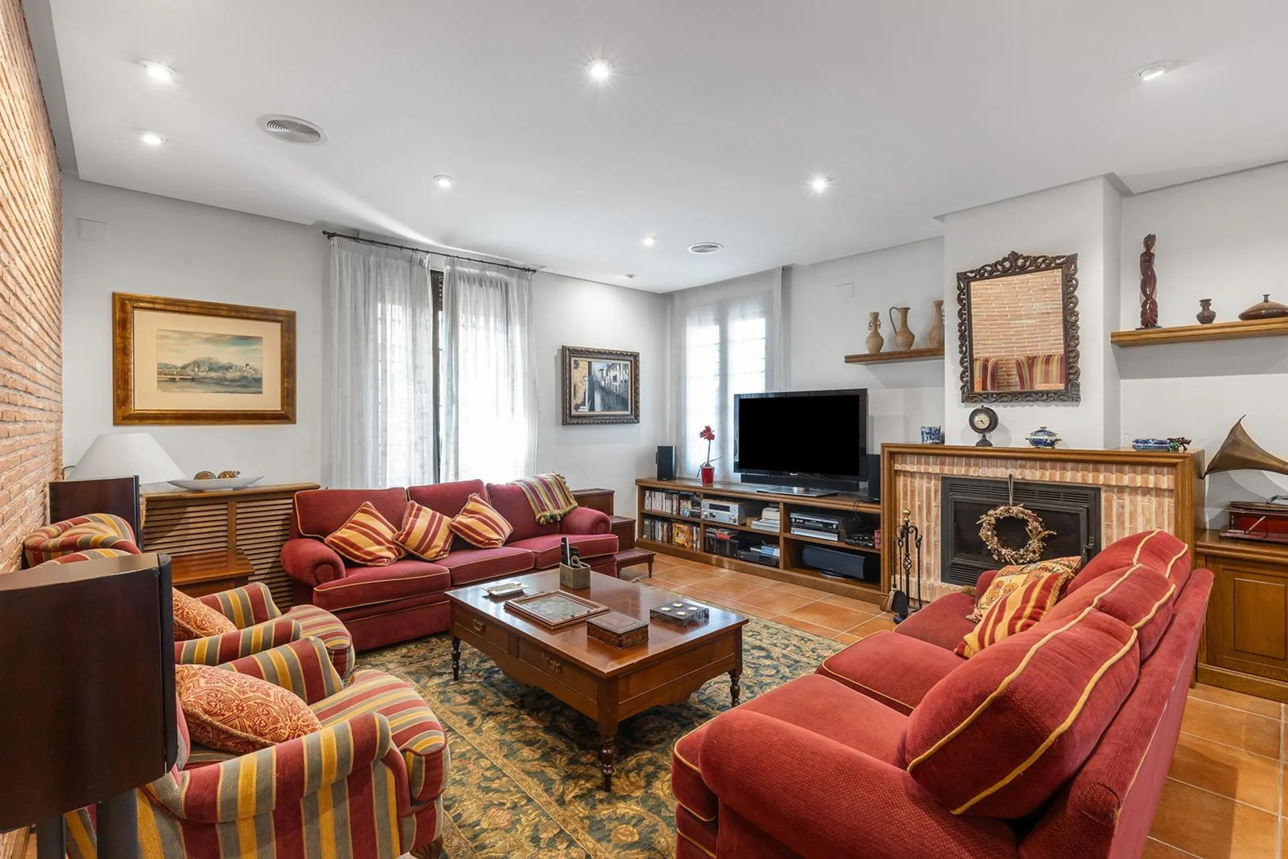 LUXURY VILLA WITH PRIVATE POOL. 6 BEDROOMS. 6 BATHROOMS. LIVING AREA 728 M2. PLOT OF 700 M2.