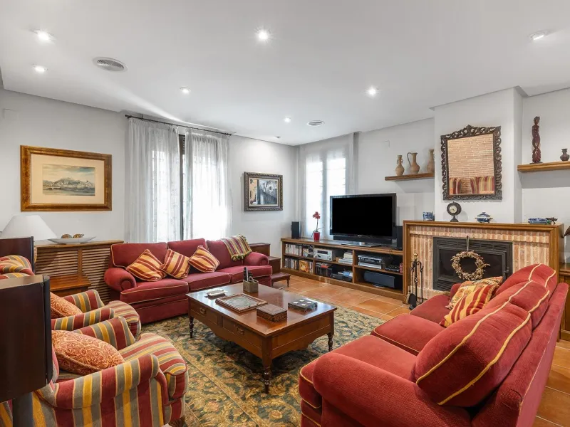 LUXURY VILLA WITH PRIVATE POOL. 6 BEDROOMS. 6 BATHROOMS. LIVING AREA 728 M2. PLOT OF 700 M2.