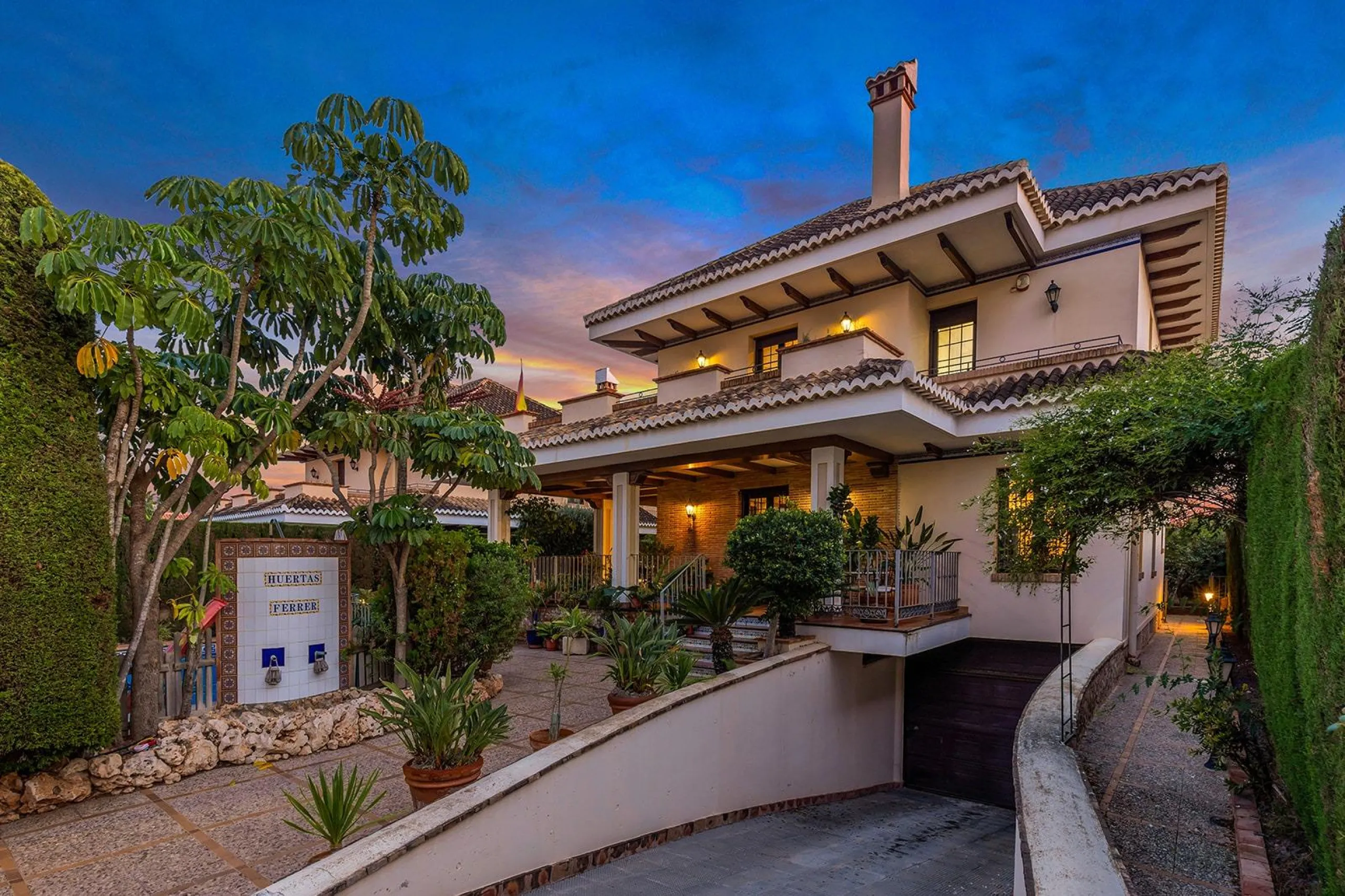 LUXURY VILLA WITH PRIVATE POOL. 6 BEDROOMS. 6 BATHROOMS. LIVING AREA 728 M2. PLOT OF 700 M2.