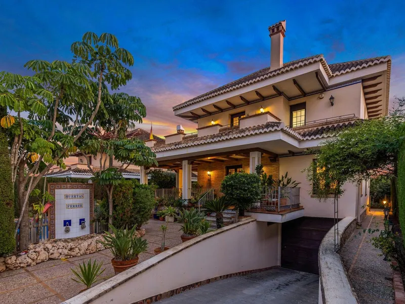 LUXURY VILLA WITH PRIVATE POOL. 6 BEDROOMS. 6 BATHROOMS. LIVING AREA 728 M2. PLOT OF 700 M2.