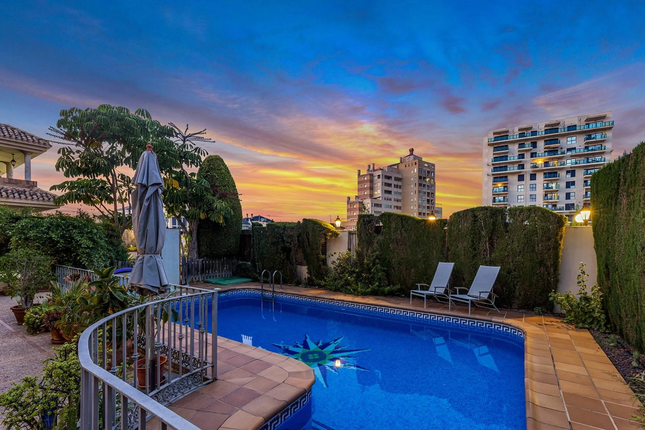 LUXURY VILLA WITH PRIVATE POOL. 6 BEDROOMS. 6 BATHROOMS. LIVING AREA 728 M2. PLOT OF 700 M2.