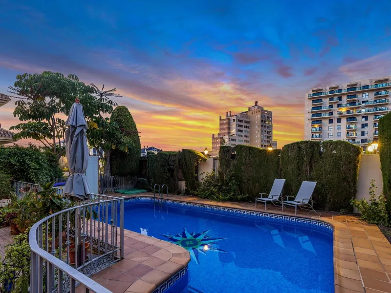 LUXURY VILLA WITH PRIVATE POOL. 6 BEDROOMS. 6 BATHROOMS. LIVING AREA 728 M2. PLOT OF 700 M2.