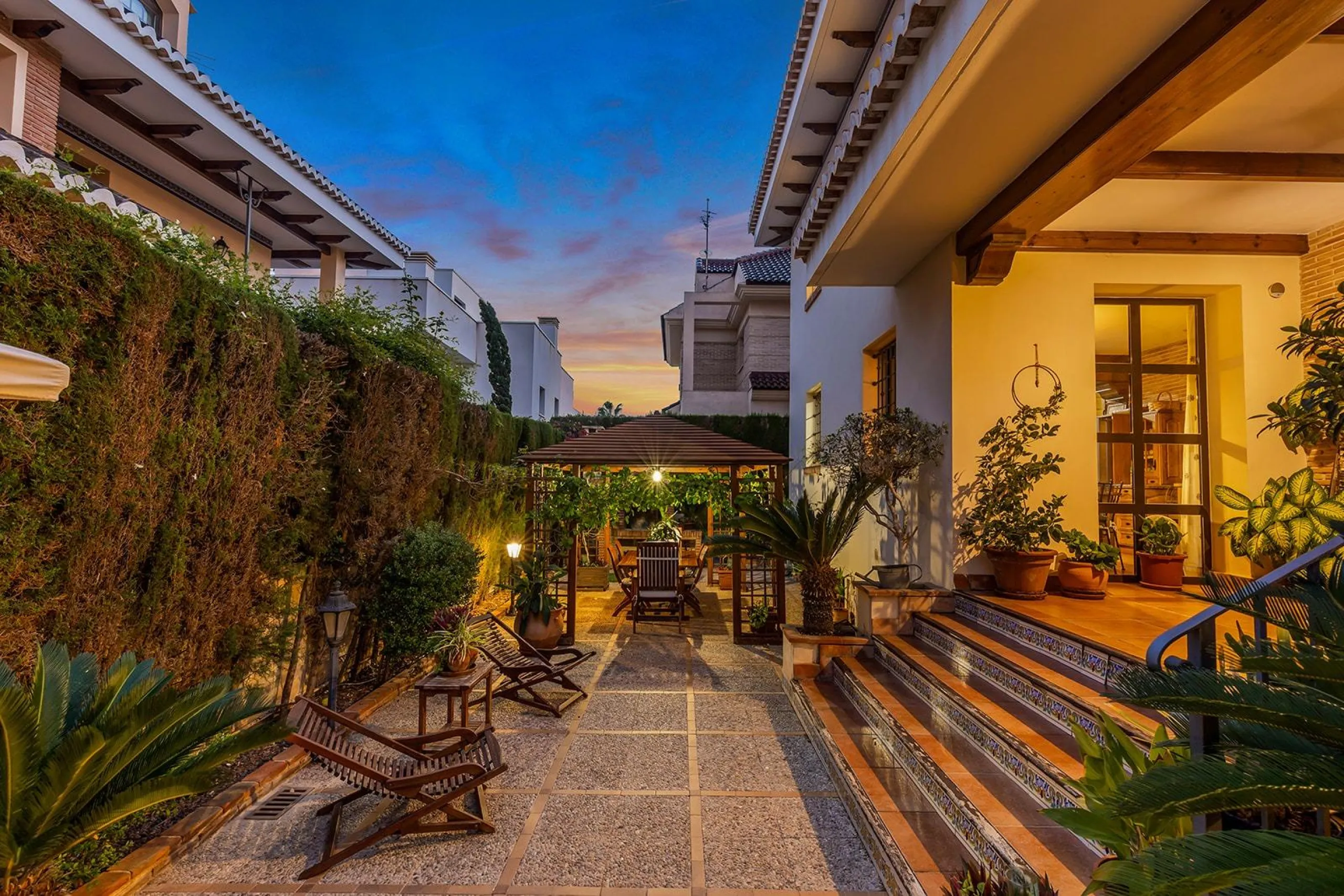 LUXURY VILLA WITH PRIVATE POOL. 6 BEDROOMS. 6 BATHROOMS. LIVING AREA 728 M2. PLOT OF 700 M2.