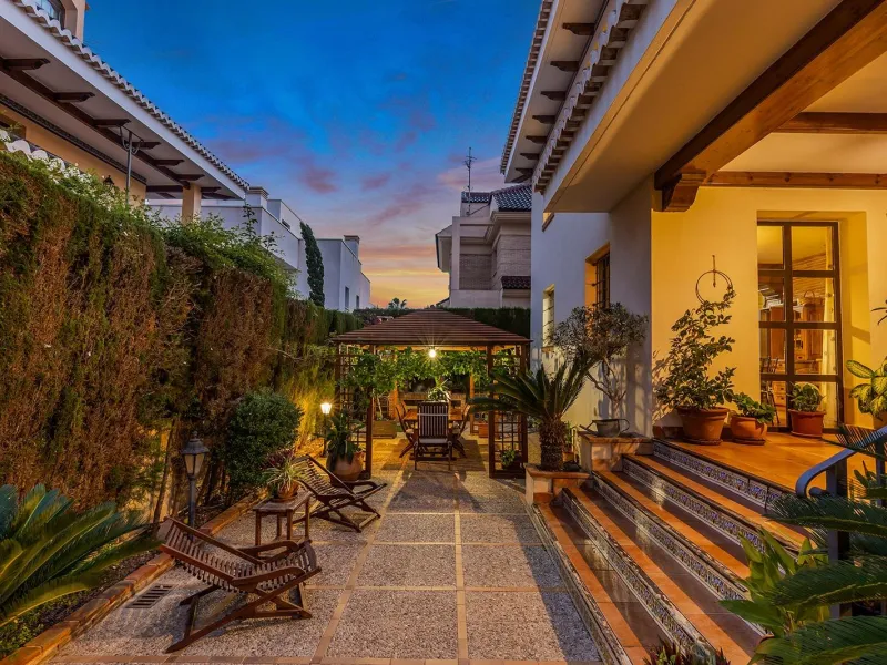 LUXURY VILLA WITH PRIVATE POOL. 6 BEDROOMS. 6 BATHROOMS. LIVING AREA 728 M2. PLOT OF 700 M2.