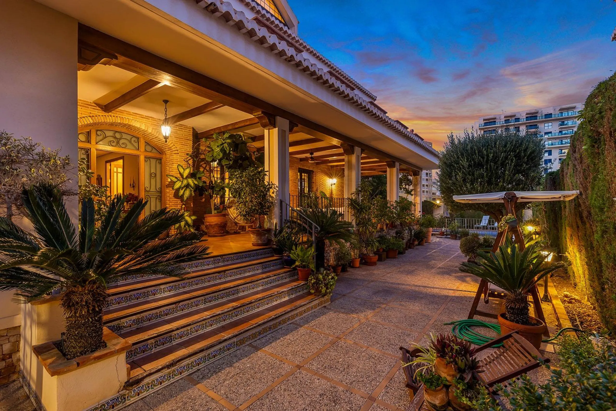 LUXURY VILLA WITH PRIVATE POOL. 6 BEDROOMS. 6 BATHROOMS. LIVING AREA 728 M2. PLOT OF 700 M2.