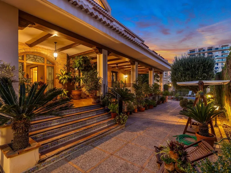 LUXURY VILLA WITH PRIVATE POOL. 6 BEDROOMS. 6 BATHROOMS. LIVING AREA 728 M2. PLOT OF 700 M2.