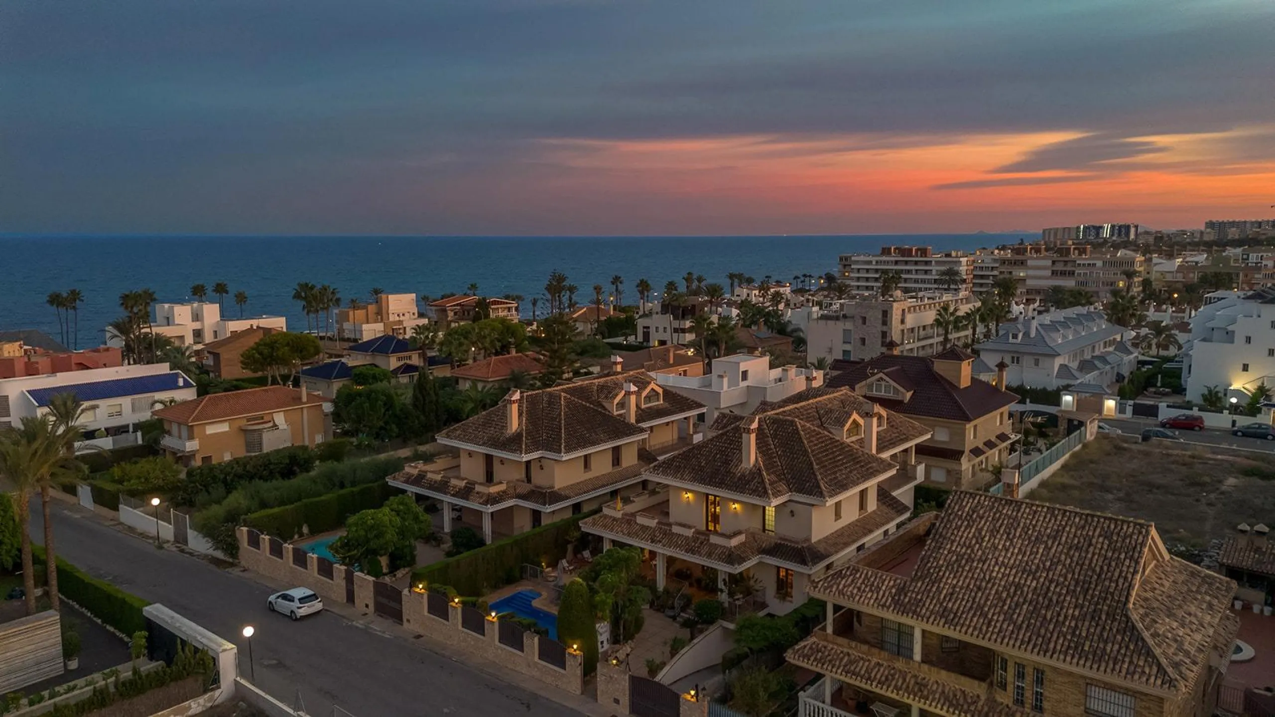 LUXURY VILLA WITH PRIVATE POOL. 6 BEDROOMS. 6 BATHROOMS. LIVING AREA 728 M2. PLOT OF 700 M2.