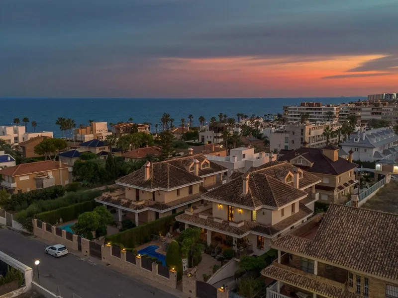 LUXURY VILLA WITH PRIVATE POOL. 6 BEDROOMS. 6 BATHROOMS. LIVING AREA 728 M2. PLOT OF 700 M2.