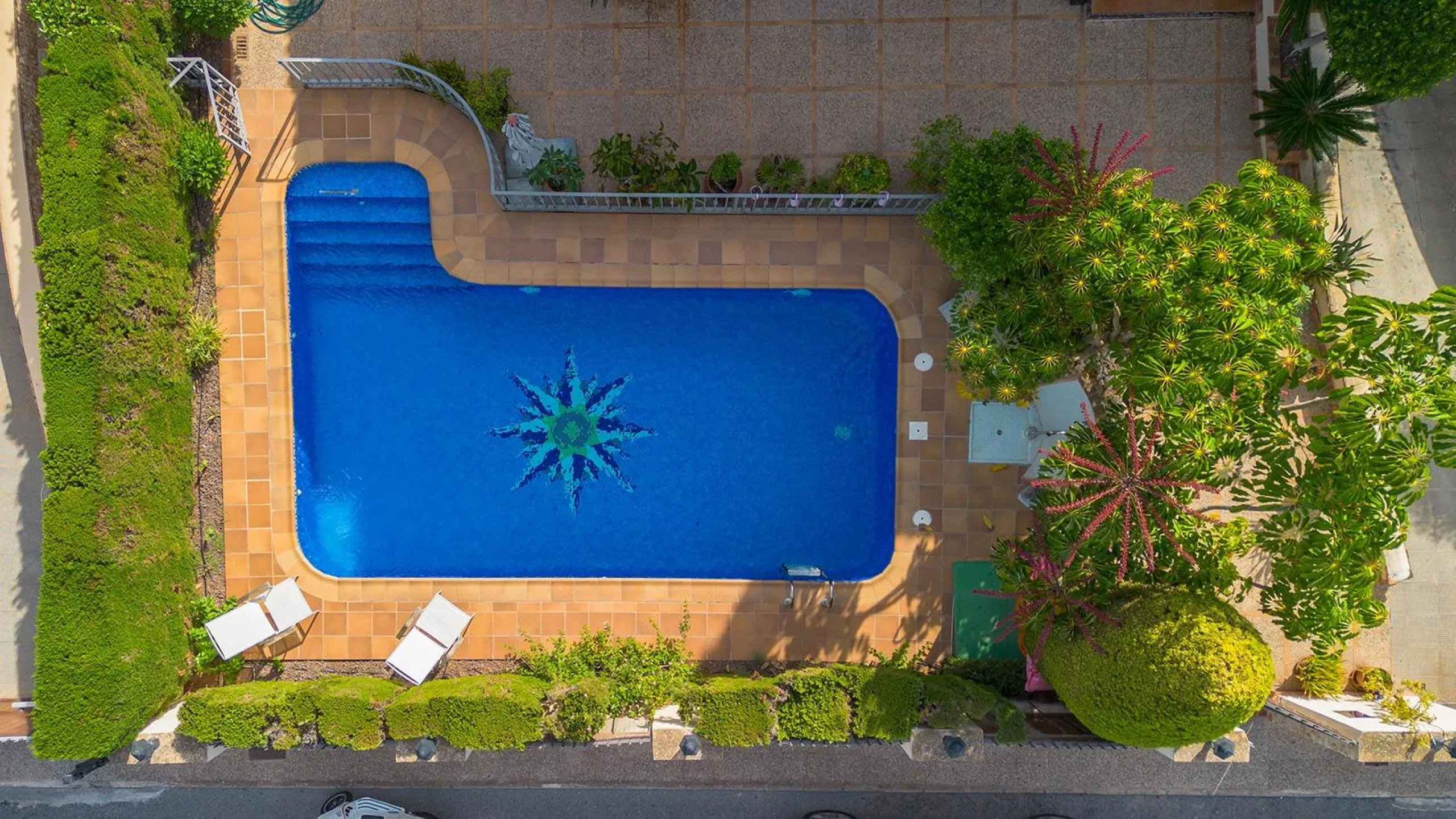 LUXURY VILLA WITH PRIVATE POOL. 6 BEDROOMS. 6 BATHROOMS. LIVING AREA 728 M2. PLOT OF 700 M2.