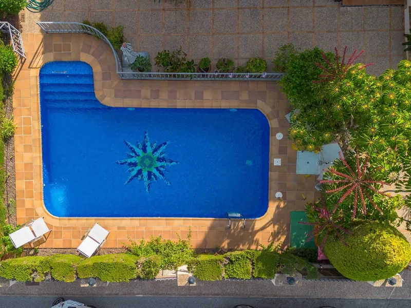 LUXURY VILLA WITH PRIVATE POOL. 6 BEDROOMS. 6 BATHROOMS. LIVING AREA 728 M2. PLOT OF 700 M2.