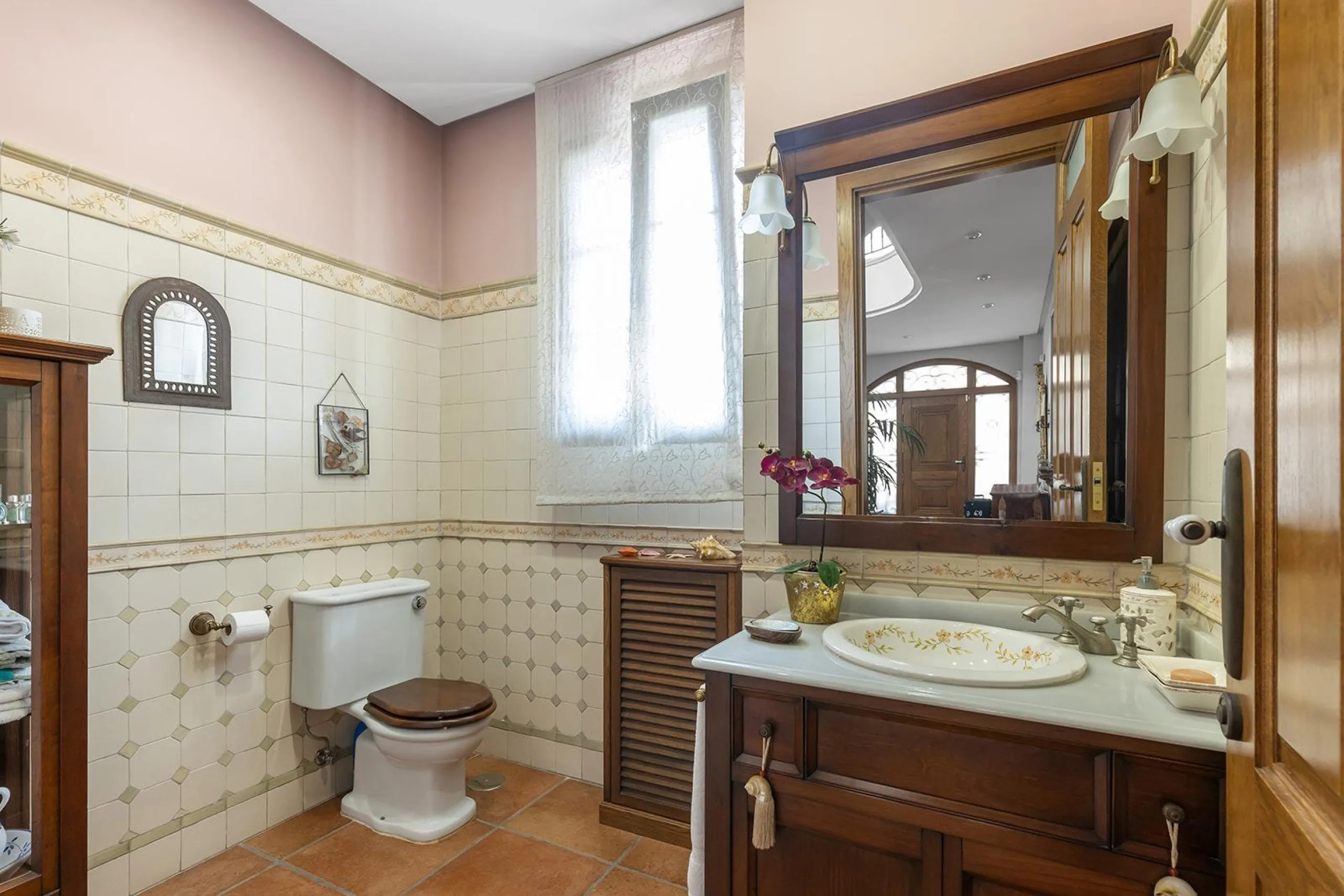 LUXURY VILLA WITH PRIVATE POOL. 6 BEDROOMS. 6 BATHROOMS. LIVING AREA 728 M2. PLOT OF 700 M2.