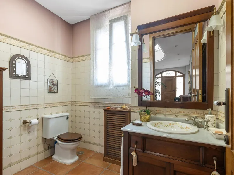 LUXURY VILLA WITH PRIVATE POOL. 6 BEDROOMS. 6 BATHROOMS. LIVING AREA 728 M2. PLOT OF 700 M2.