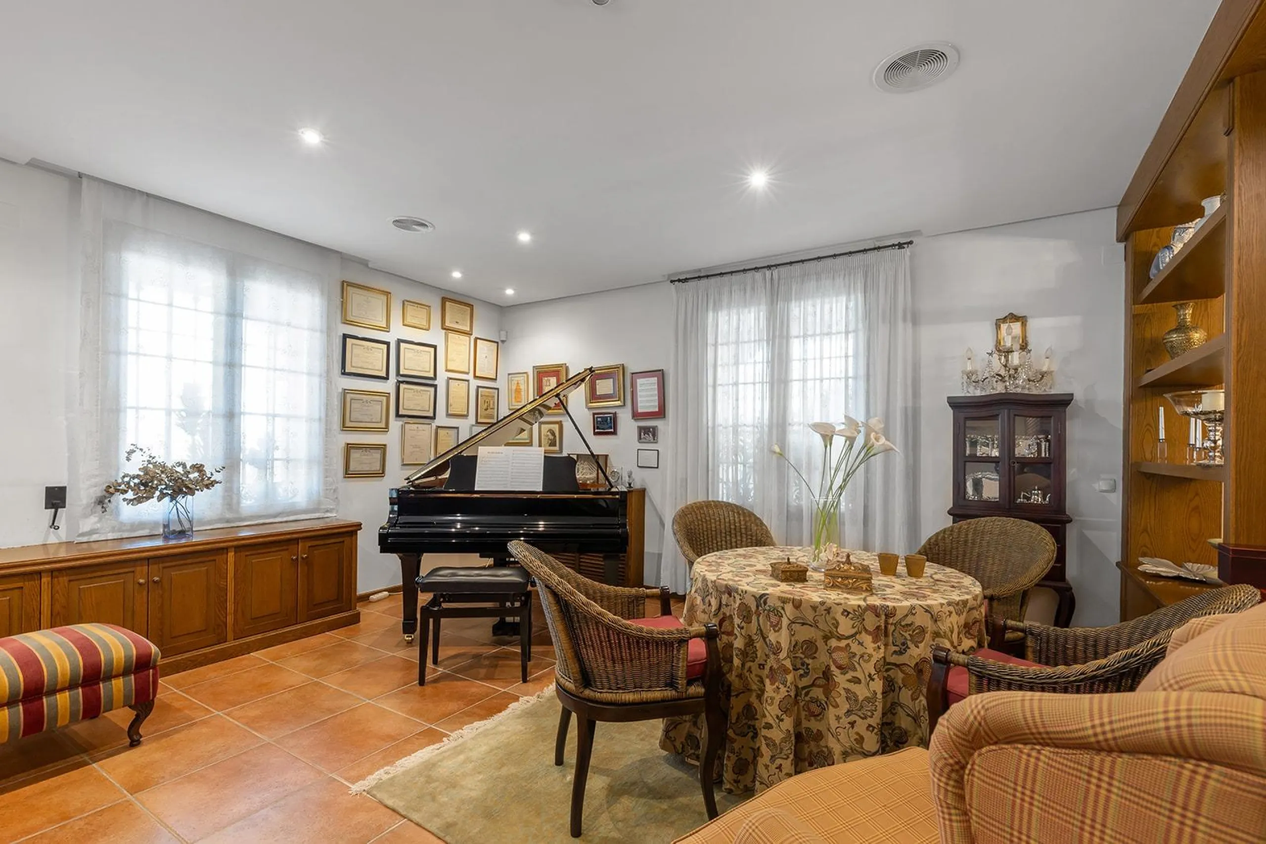 LUXURY VILLA WITH PRIVATE POOL. 6 BEDROOMS. 6 BATHROOMS. LIVING AREA 728 M2. PLOT OF 700 M2.