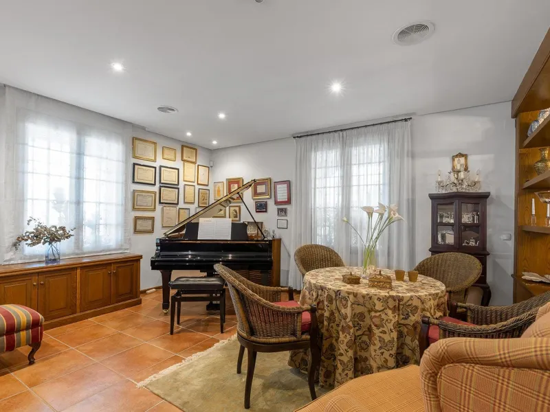 LUXURY VILLA WITH PRIVATE POOL. 6 BEDROOMS. 6 BATHROOMS. LIVING AREA 728 M2. PLOT OF 700 M2.