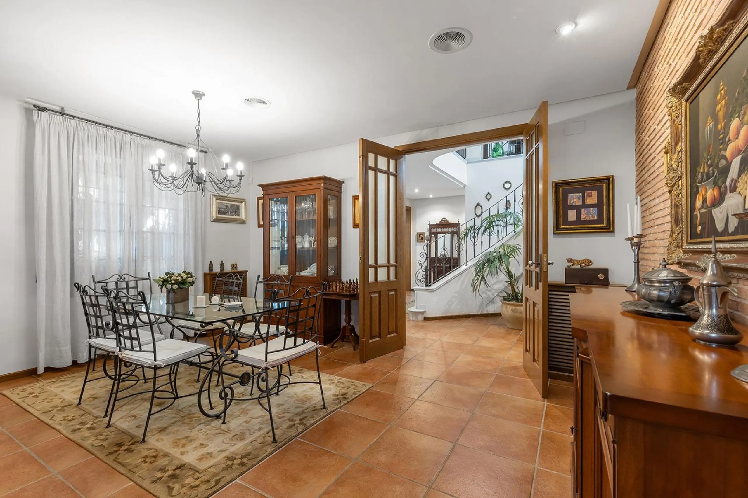 LUXURY VILLA WITH PRIVATE POOL. 6 BEDROOMS. 6 BATHROOMS. LIVING AREA 728 M2. PLOT OF 700 M2.