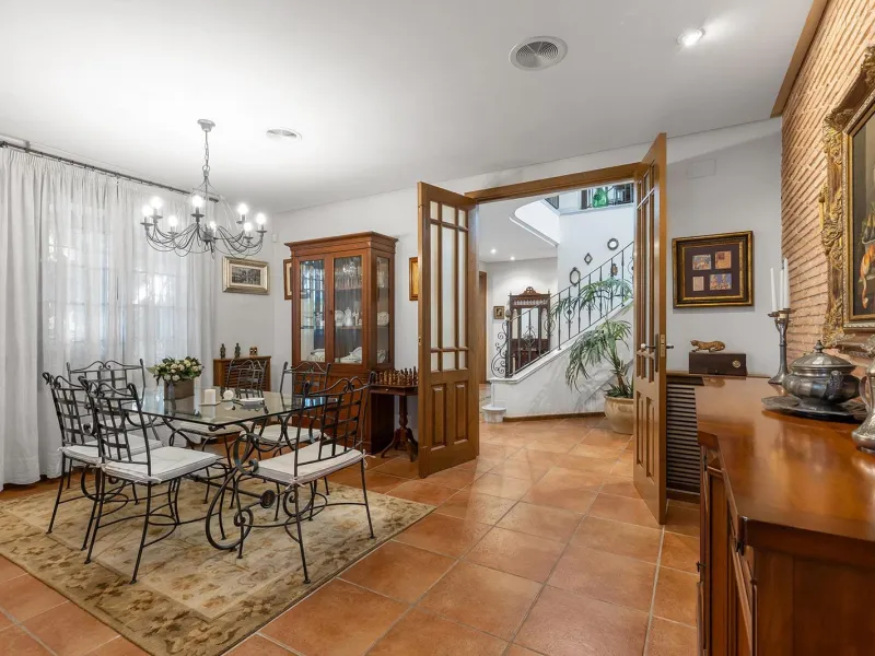 LUXURY VILLA WITH PRIVATE POOL. 6 BEDROOMS. 6 BATHROOMS. LIVING AREA 728 M2. PLOT OF 700 M2.