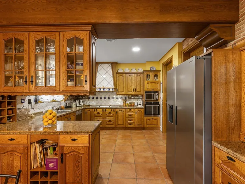 LUXURY VILLA WITH PRIVATE POOL. 6 BEDROOMS. 6 BATHROOMS. LIVING AREA 728 M2. PLOT OF 700 M2.