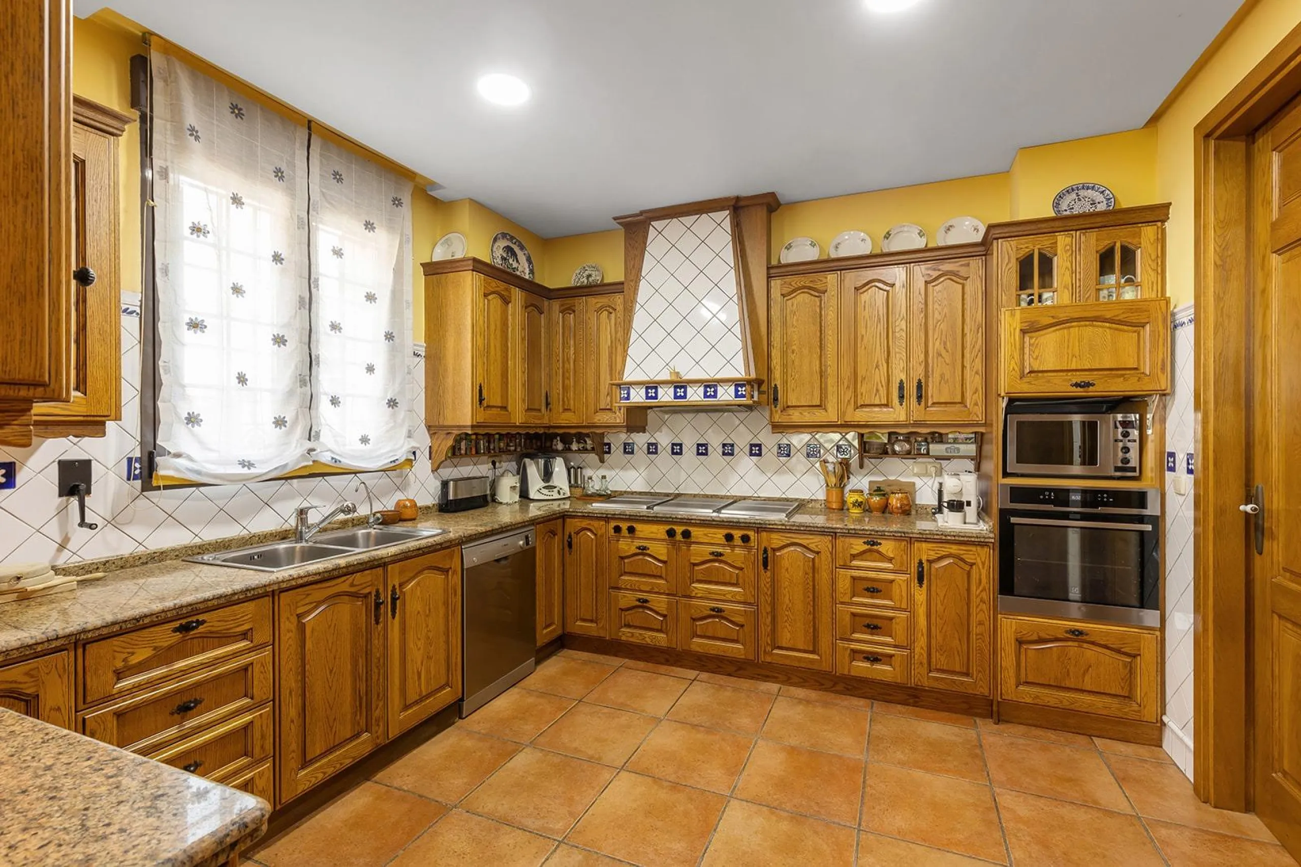 LUXURY VILLA WITH PRIVATE POOL. 6 BEDROOMS. 6 BATHROOMS. LIVING AREA 728 M2. PLOT OF 700 M2.