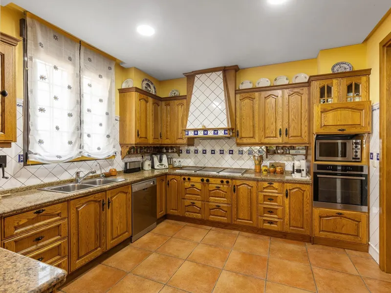 LUXURY VILLA WITH PRIVATE POOL. 6 BEDROOMS. 6 BATHROOMS. LIVING AREA 728 M2. PLOT OF 700 M2.