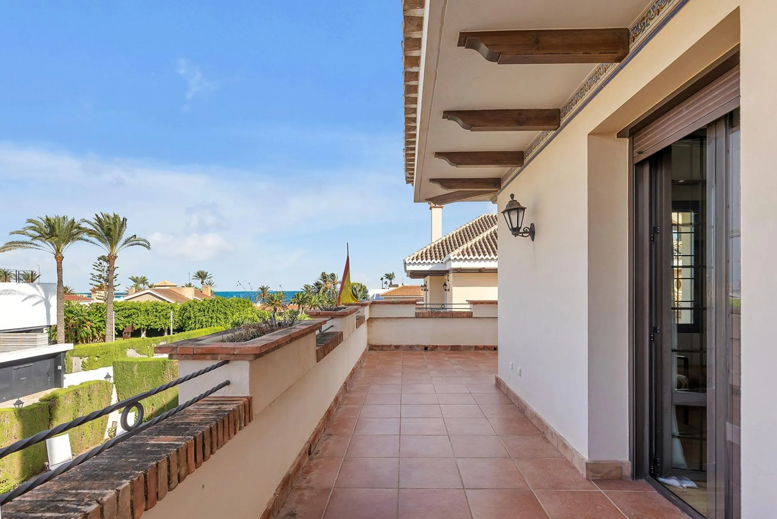 LUXURY VILLA WITH PRIVATE POOL. 6 BEDROOMS. 6 BATHROOMS. LIVING AREA 728 M2. PLOT OF 700 M2.