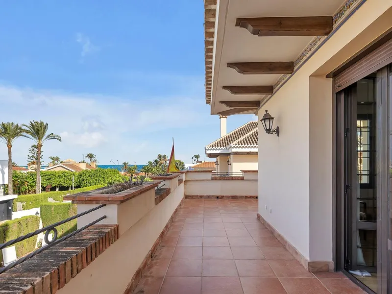 LUXURY VILLA WITH PRIVATE POOL. 6 BEDROOMS. 6 BATHROOMS. LIVING AREA 728 M2. PLOT OF 700 M2.