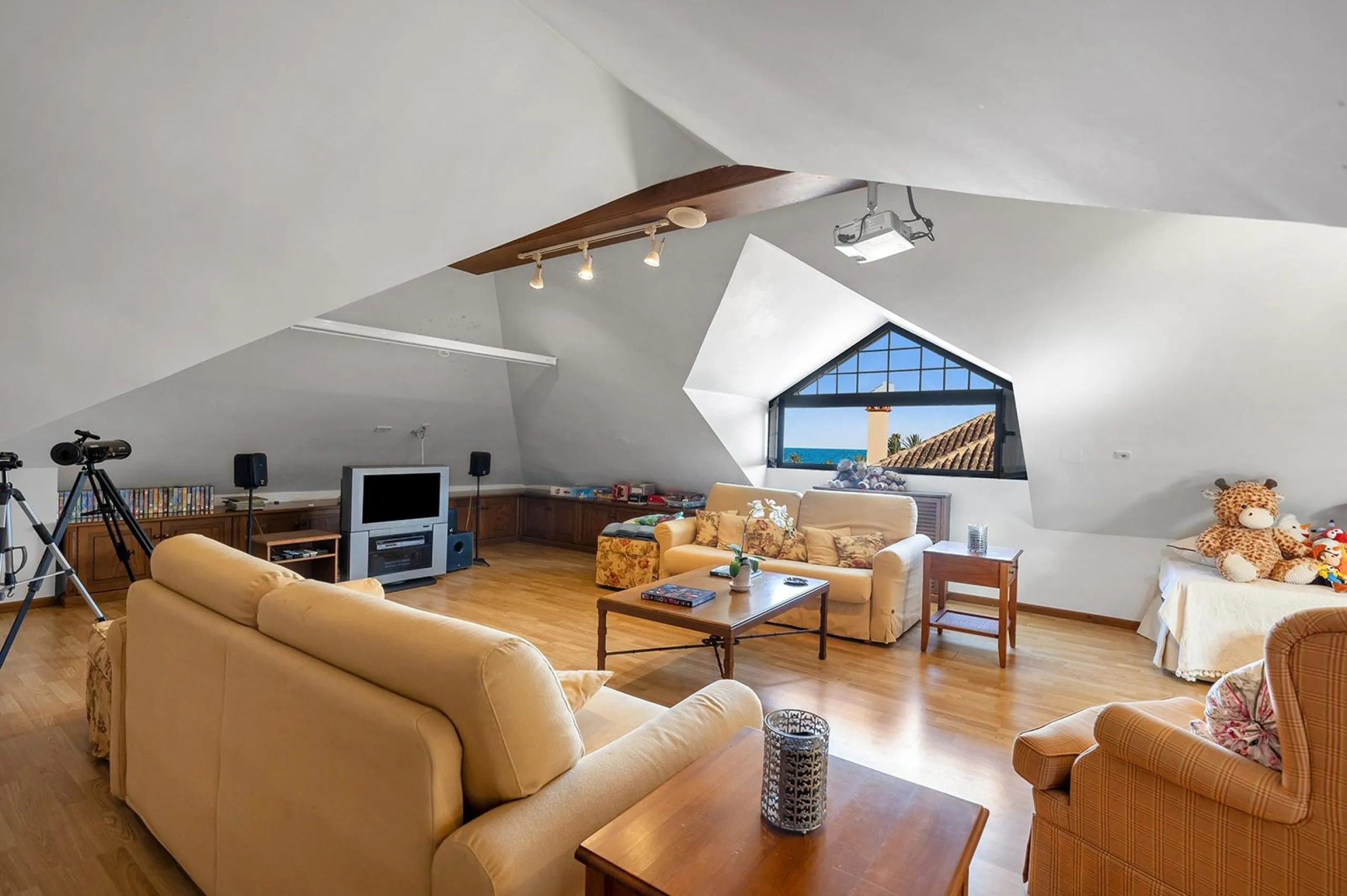 LUXURY VILLA WITH PRIVATE POOL. 6 BEDROOMS. 6 BATHROOMS. LIVING AREA 728 M2. PLOT OF 700 M2.