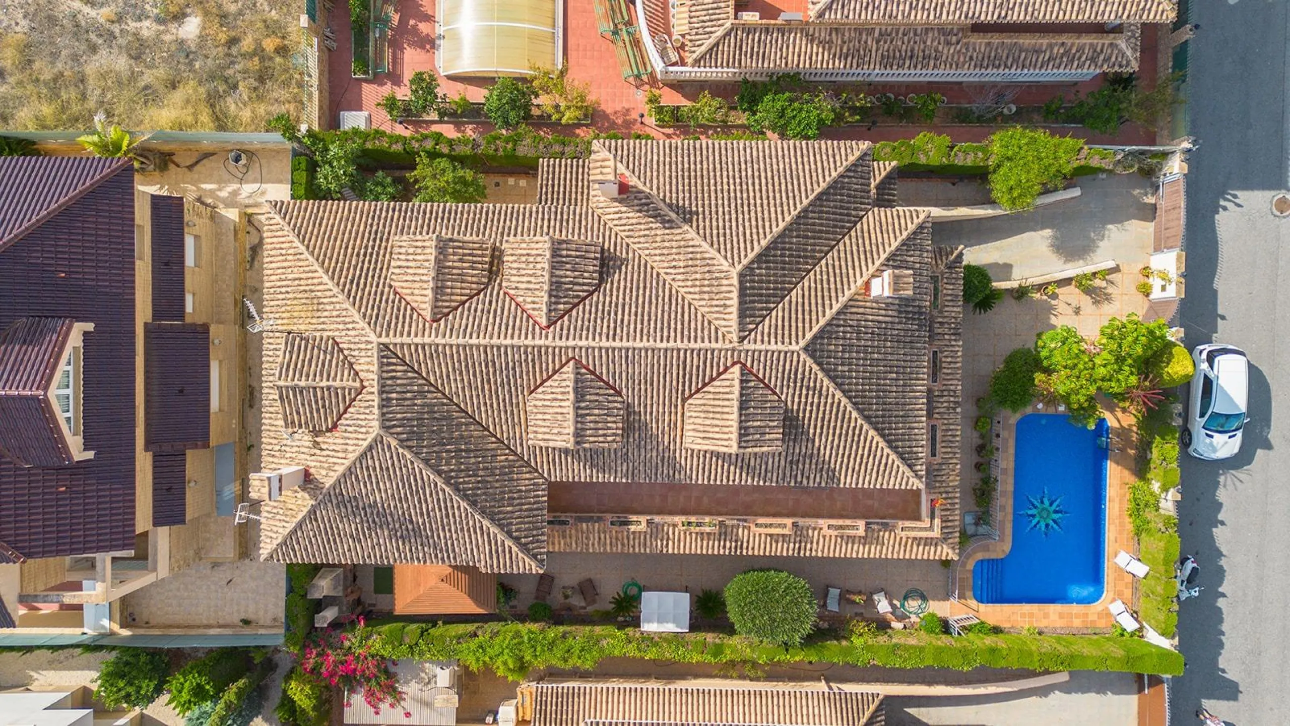 LUXURY VILLA WITH PRIVATE POOL. 6 BEDROOMS. 6 BATHROOMS. LIVING AREA 728 M2. PLOT OF 700 M2.