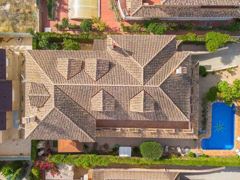 LUXURY VILLA WITH PRIVATE POOL. 6 BEDROOMS. 6 BATHROOMS. LIVING AREA 728 M2. PLOT OF 700 M2.