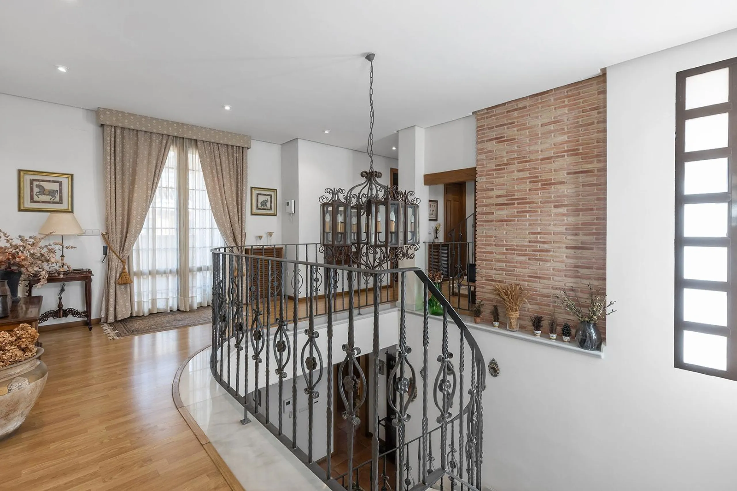 LUXURY VILLA WITH PRIVATE POOL. 6 BEDROOMS. 6 BATHROOMS. LIVING AREA 728 M2. PLOT OF 700 M2.
