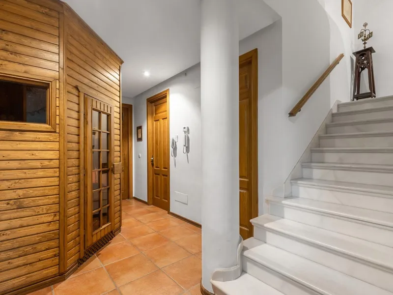 LUXURY VILLA WITH PRIVATE POOL. 6 BEDROOMS. 6 BATHROOMS. LIVING AREA 728 M2. PLOT OF 700 M2.