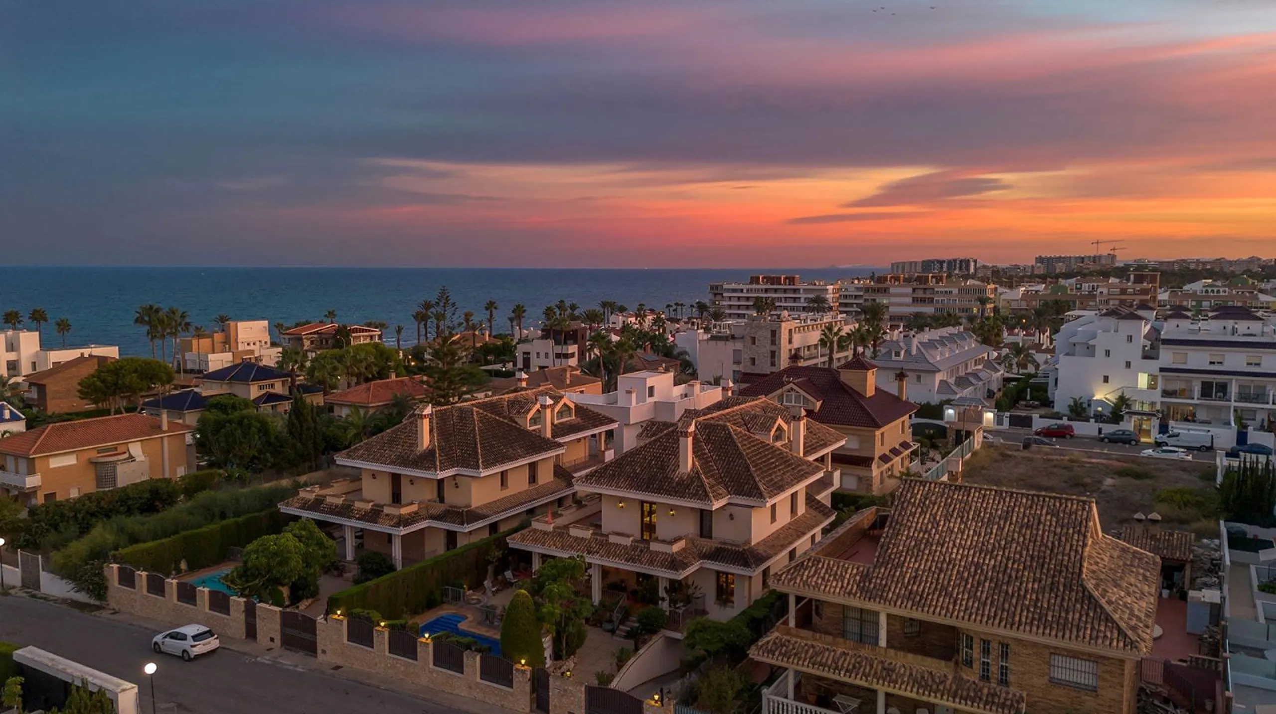 LUXURY VILLA WITH PRIVATE POOL. 6 BEDROOMS. 6 BATHROOMS. LIVING AREA 728 M2. PLOT OF 700 M2.
