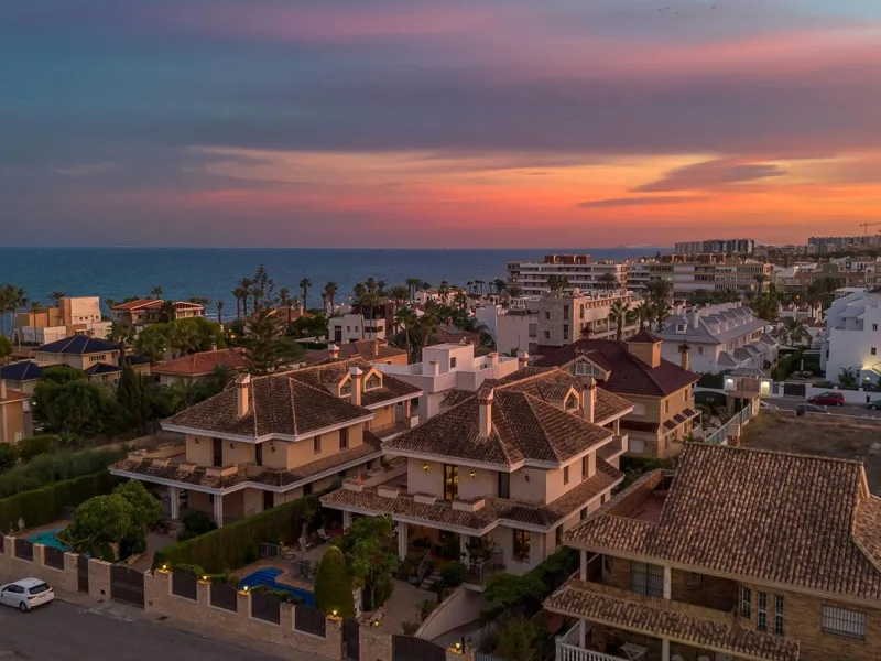 LUXURY VILLA WITH PRIVATE POOL. 6 BEDROOMS. 6 BATHROOMS. LIVING AREA 728 M2. PLOT OF 700 M2.