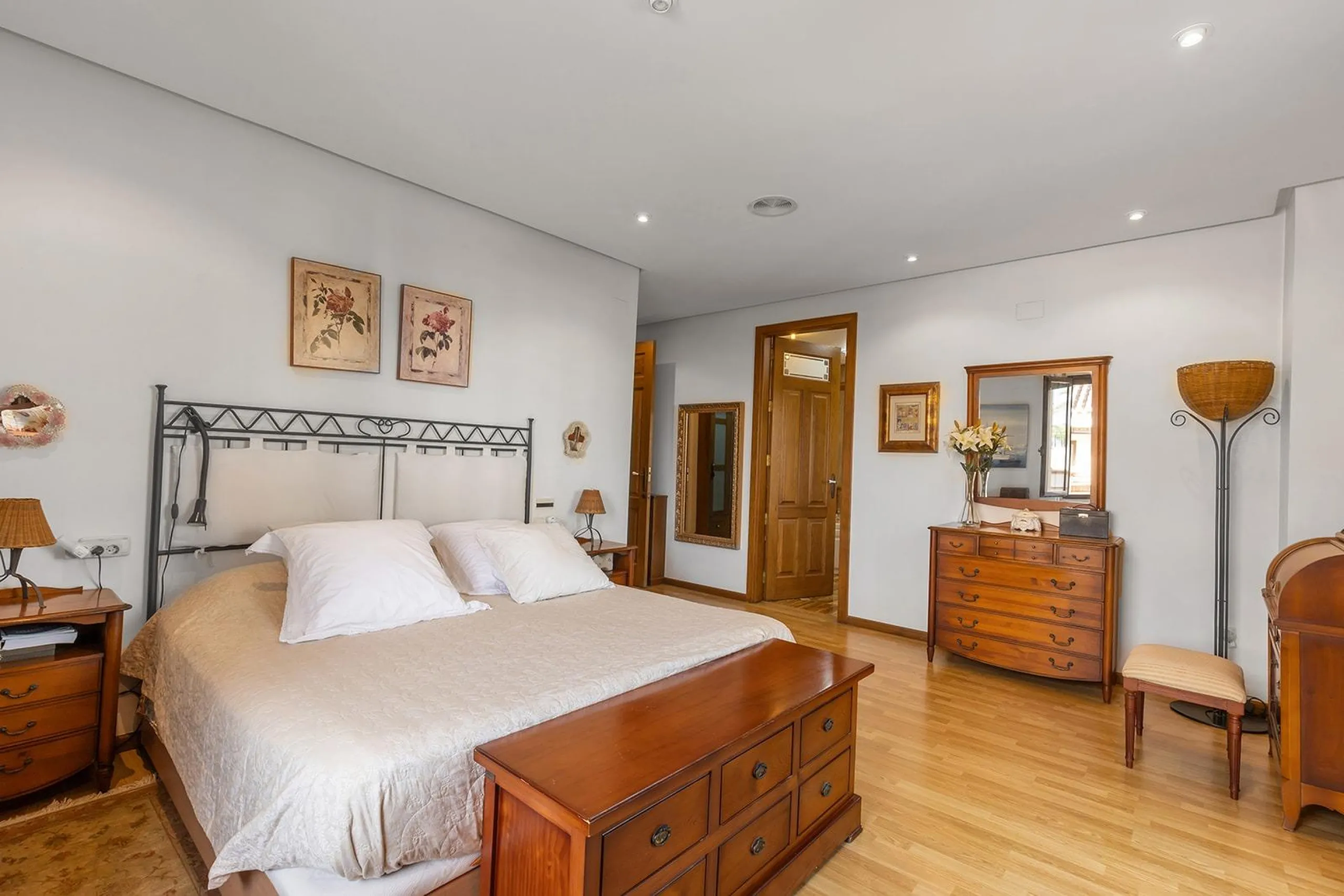 LUXURY VILLA WITH PRIVATE POOL. 6 BEDROOMS. 6 BATHROOMS. LIVING AREA 728 M2. PLOT OF 700 M2.