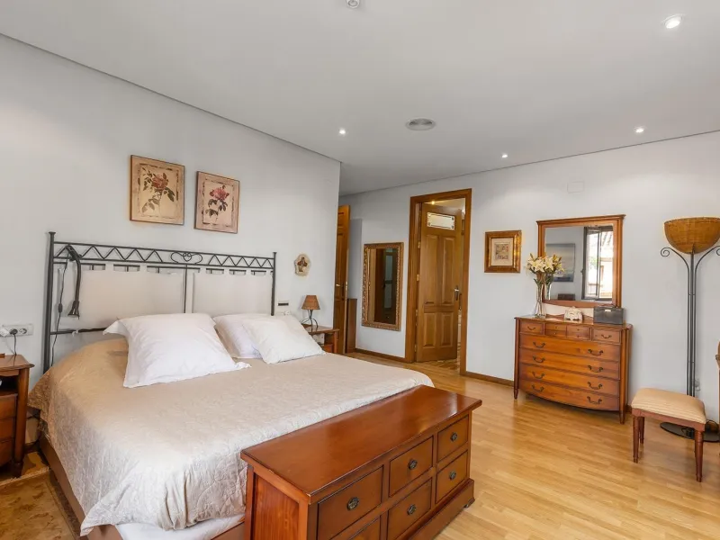 LUXURY VILLA WITH PRIVATE POOL. 6 BEDROOMS. 6 BATHROOMS. LIVING AREA 728 M2. PLOT OF 700 M2.
