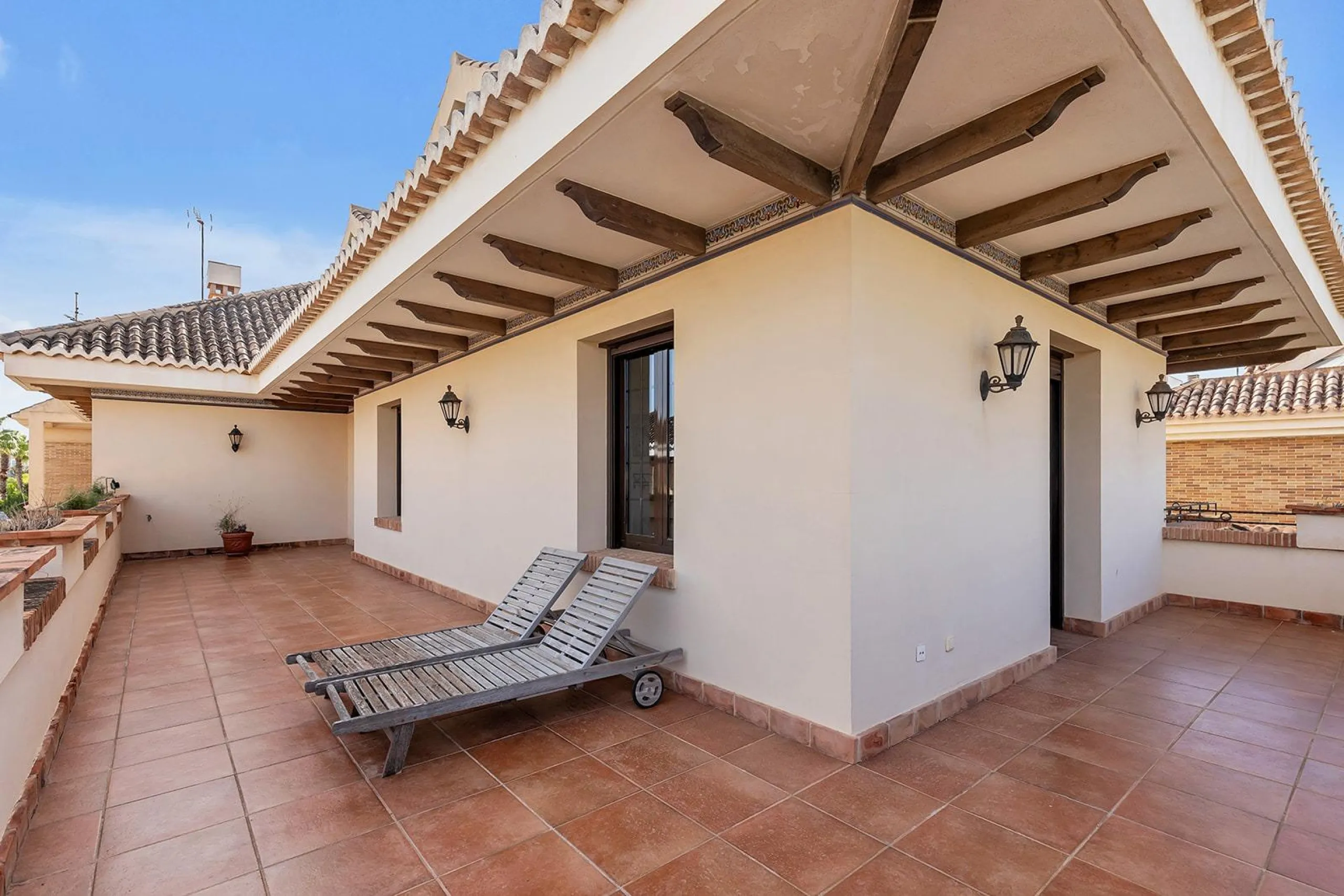 LUXURY VILLA WITH PRIVATE POOL. 6 BEDROOMS. 6 BATHROOMS. LIVING AREA 728 M2. PLOT OF 700 M2.