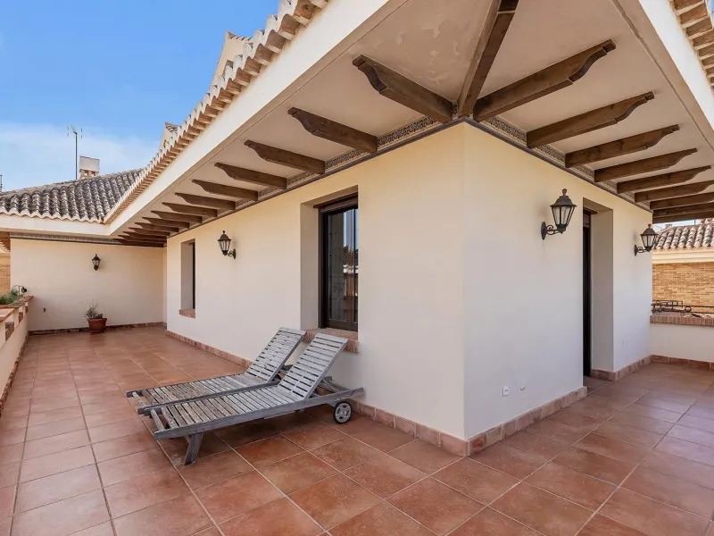 LUXURY VILLA WITH PRIVATE POOL. 6 BEDROOMS. 6 BATHROOMS. LIVING AREA 728 M2. PLOT OF 700 M2.