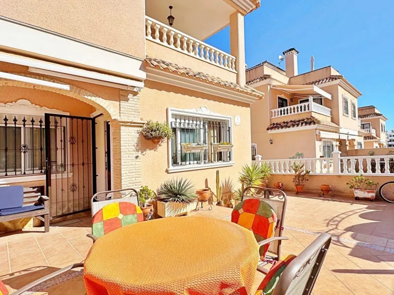 TOWNHOUSE WITH SOLARIUM IN VISTA AZUL IN VILLAMARTIN WITH COMMUNITY POOL. 3 BEDROOMS. 2 BATHROOMS. AREA 98 M².
