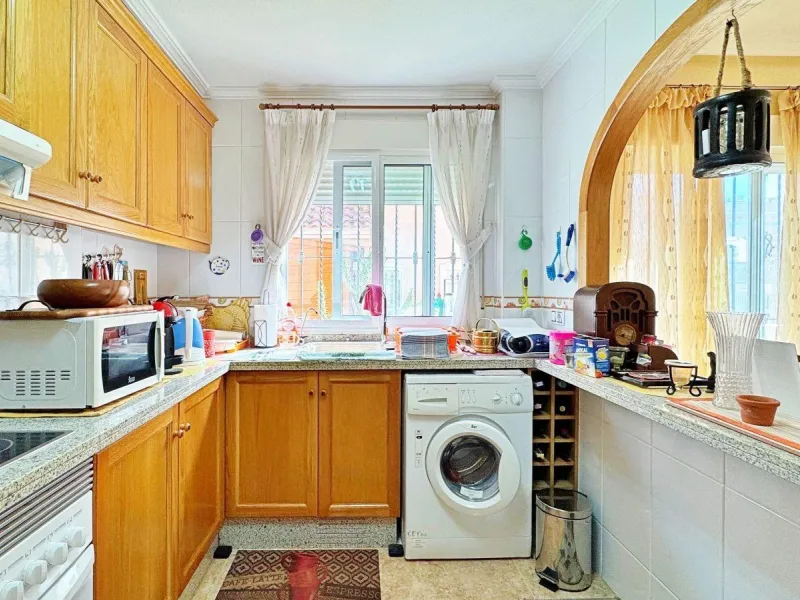 ДОМ С СОЛЯРИЕМ В VISTA AZUL В ВИЛЛАМАРТИНЕ С ОБЩИМ БАССЕЙНОМ. 3 СПАЛЬНИ. 2 ВАННЫ. ПЛОЩАДЬ 98 М²