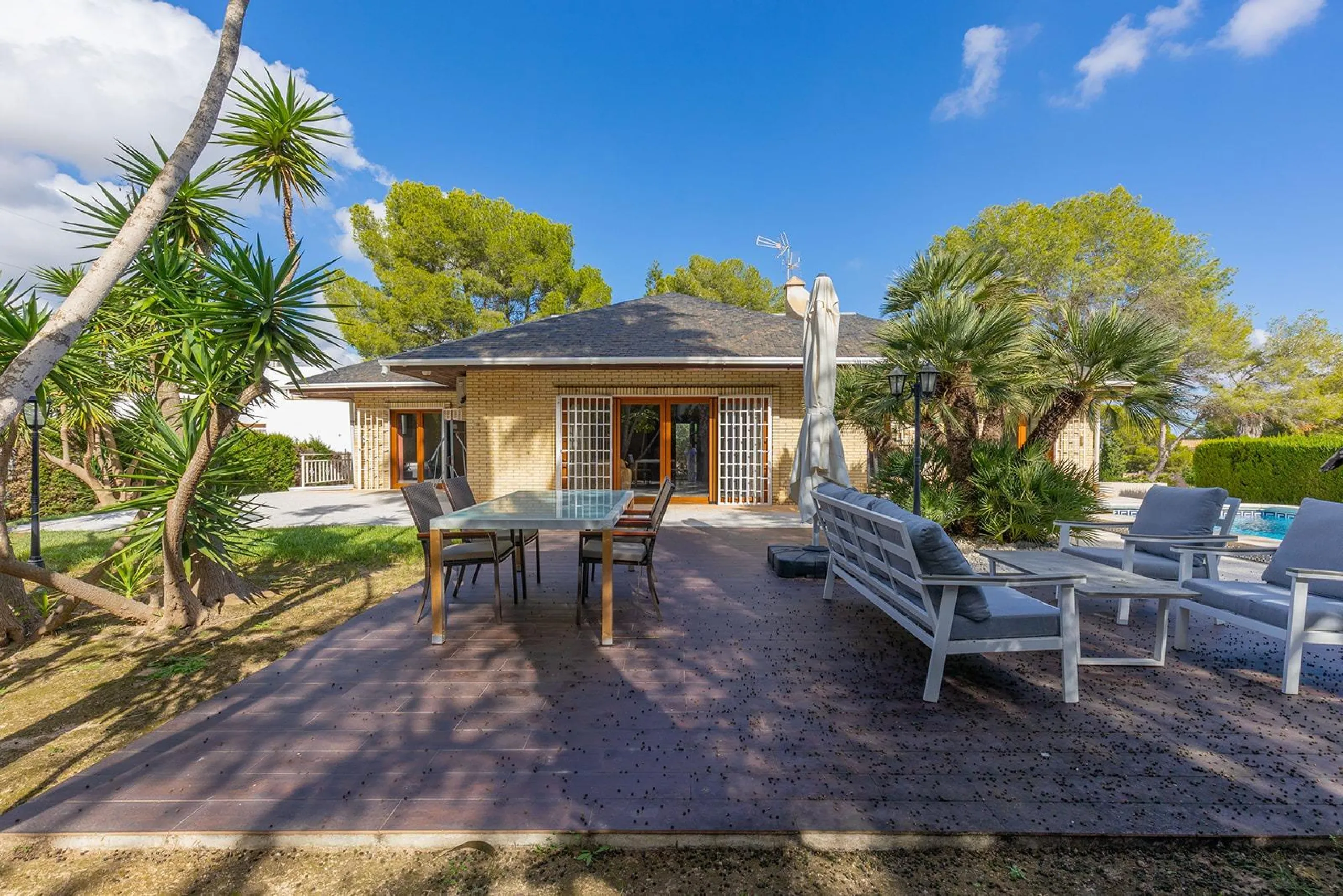 VILLA WITH PRIVATE POOL AND GARDEN IN THE PHILIPPINES WITH A PLOT OF 1510 M2. 5 BEDROOMS. 3 BATHROOMS. SURFACE AREA 366 M2.