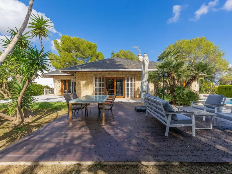 VILLA WITH PRIVATE POOL AND GARDEN IN THE PHILIPPINES WITH A PLOT OF 1510 M2. 5 BEDROOMS. 3 BATHROOMS. SURFACE AREA 366 M2.